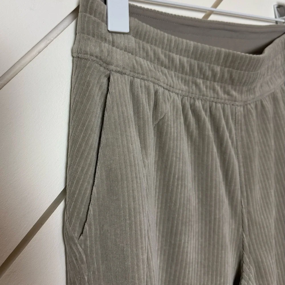 Lululemon | Mid-Rise Wide-Leg Pant Velvet Cord | Warm Ash Gray | Size 4 - Picture 7 of 13